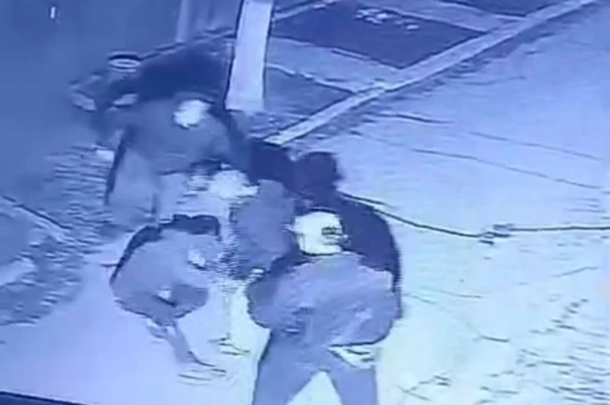    Во Владивостоке задержали троих подростков, изрезавших человека ножами