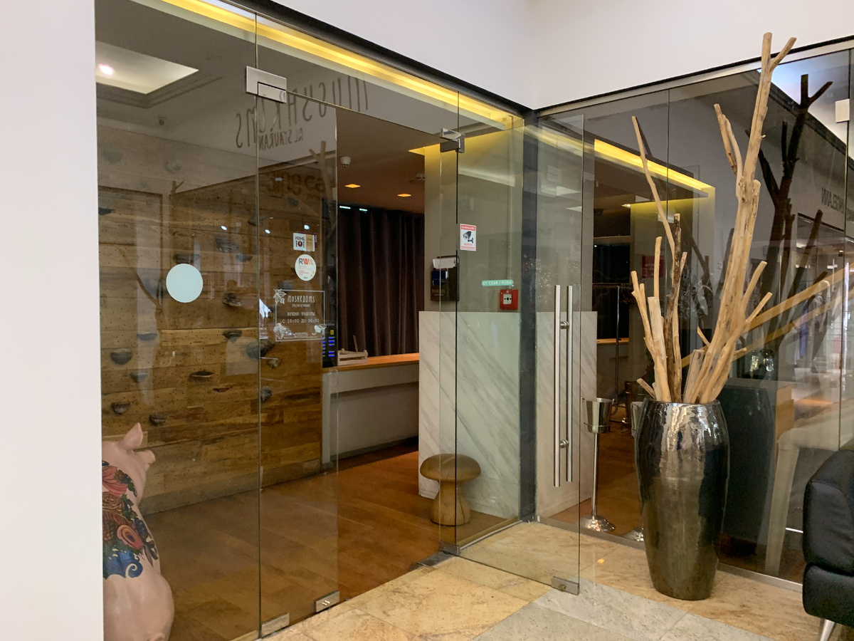 Вход в ресторан "Mushrooms"