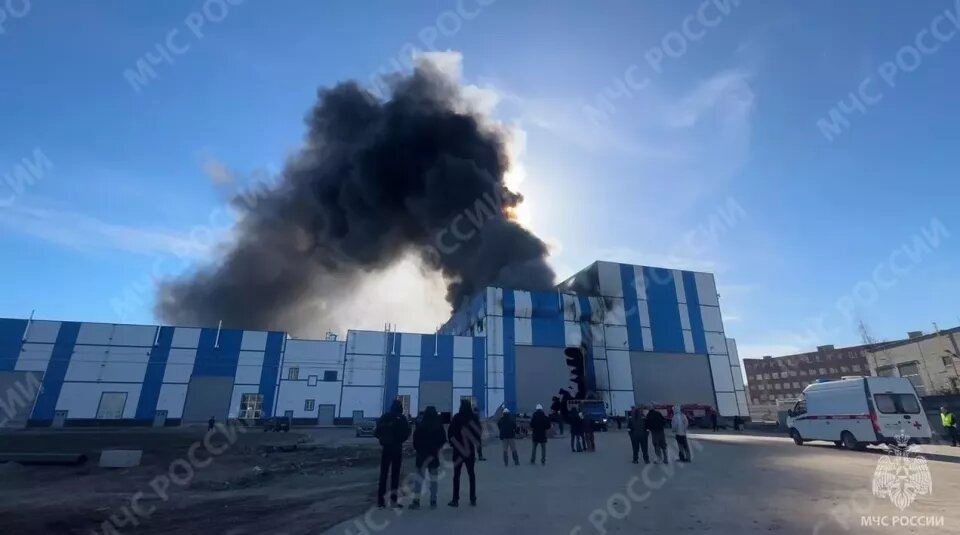    В Петрозаводске загорелся бокс Онежского судостроительного завода. Источник: Кадр из видео