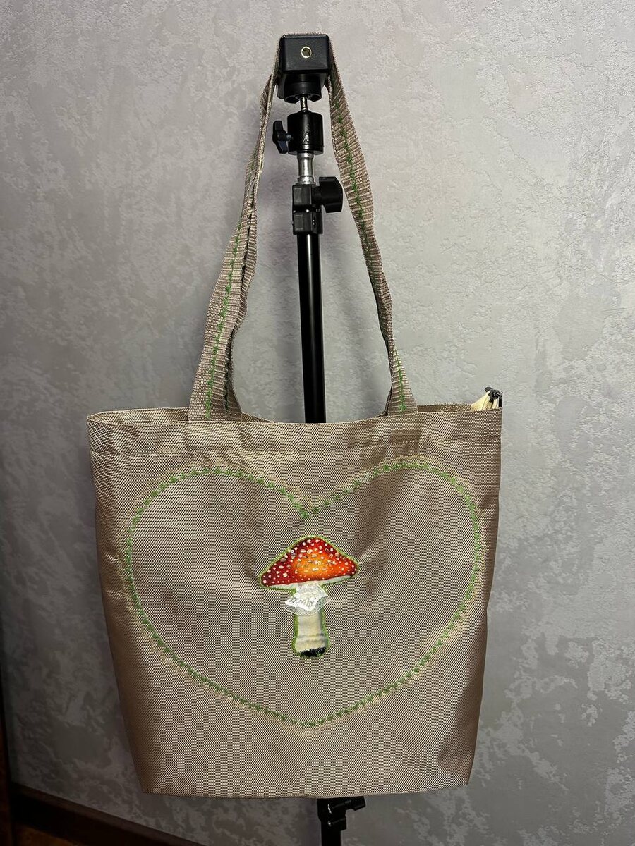 Ткань Оксфорд обладает высокой прочностью, грязе- и водоотталкивающими свойствами. Легко чистится, не выцветает, устойчива к растяжению.
Можно стирать вручную или в стиральной машине в щадящем режиме.
