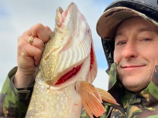    Безруков с щукой на рыбалке // фото: личный архив Сергея Безрукова