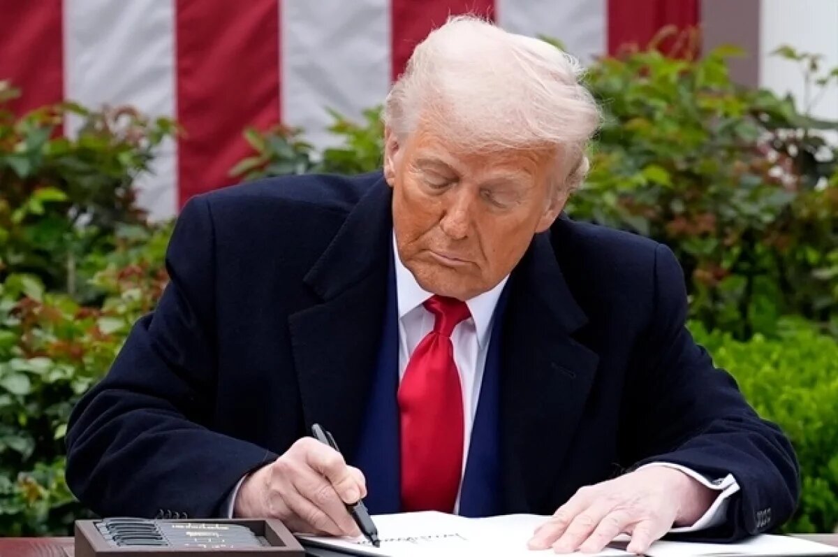    Президент США Дональд Трамп подписывает указ о введении зеркальных пошлин на зарубежный импорт в розовом саду Белого дома в Вашингтоне. Дональд Трамп объявил о введении новых пошлин на продукцию других стран.