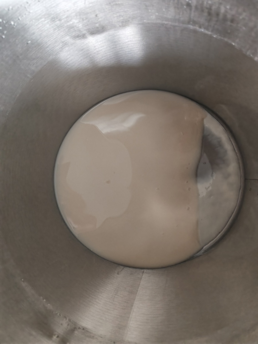 Дрожжевой осадок после брожения.