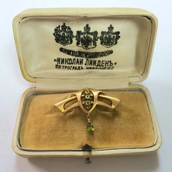 Брошь из золота 56 пробы в футляре,
мастер Николай Линден