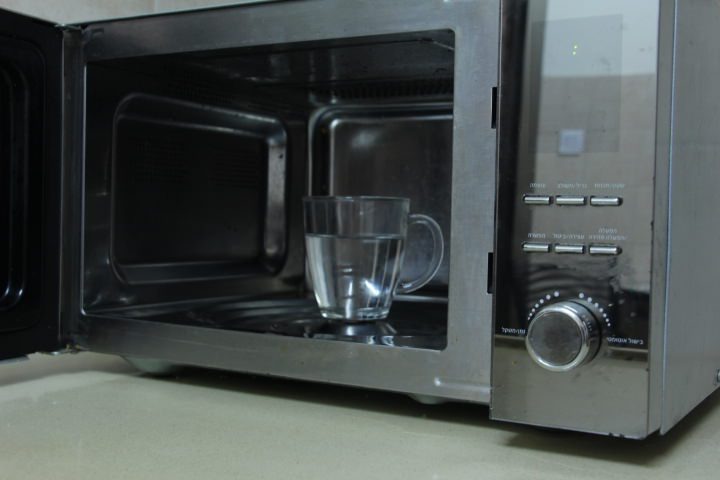 Следует… снять стеклянную тарелку, поставить внутрь стакан с водой на 15 минут