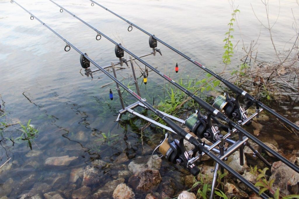 чем отличается фидер от донки с кормушкой