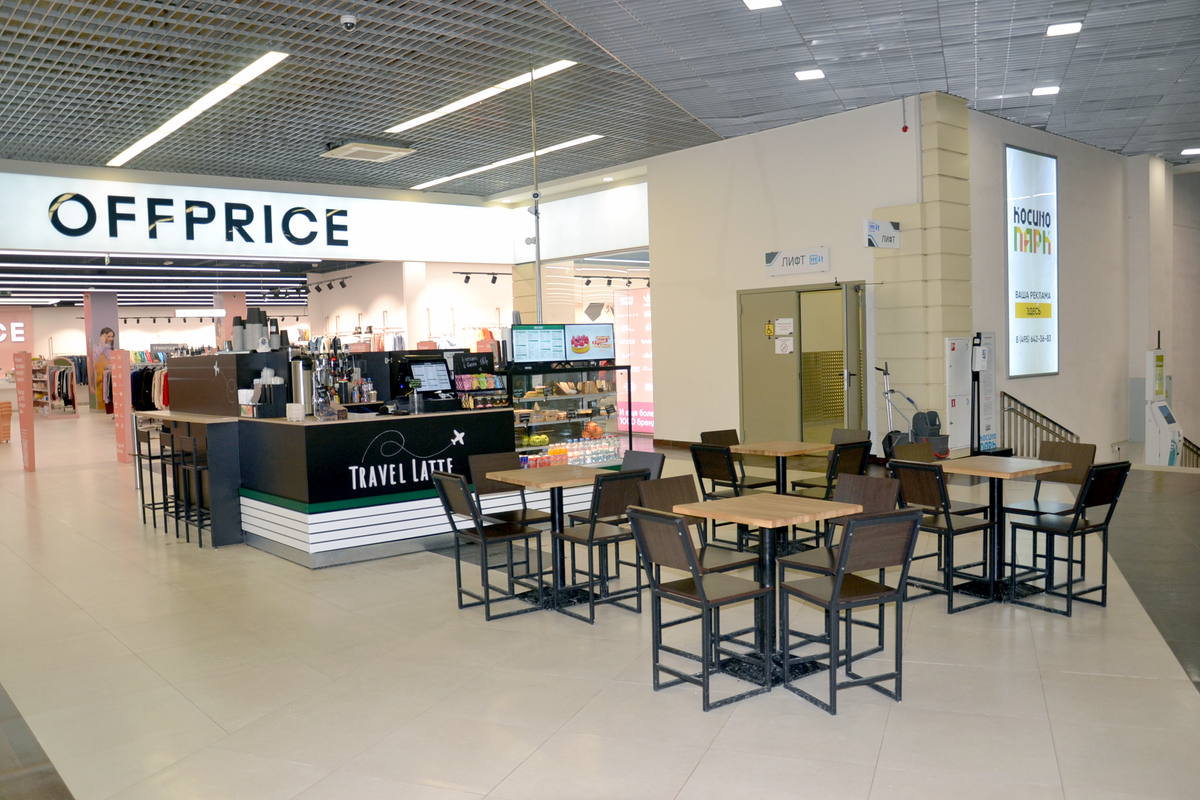 Торговый островок с посадочными местами выглядит как полноценное мини-кафе. Теперь можно взять не только чашку кофе и пить его на бегу, но и насладиться десертом, сендвичем или выпечкой в спокойствии. Есть, куда поставить сумки, например, если руки заняты. Это отличная идея, чтобы ваши гости перевели дух и отдохнули от похода по ТЦ, а заодно и увеличили вам средний чек! На фото островок "кофе с собой", производство и дизайн ООО Додель, dodele.ru