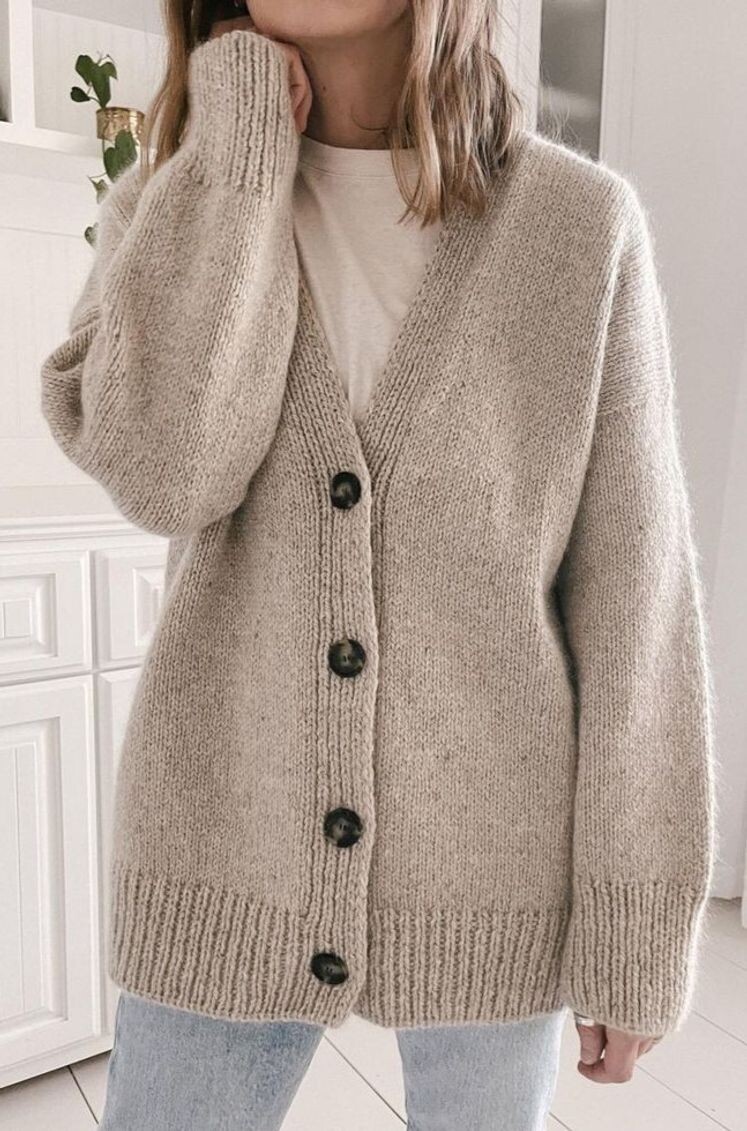 Классический кардиган на пуговицах.
