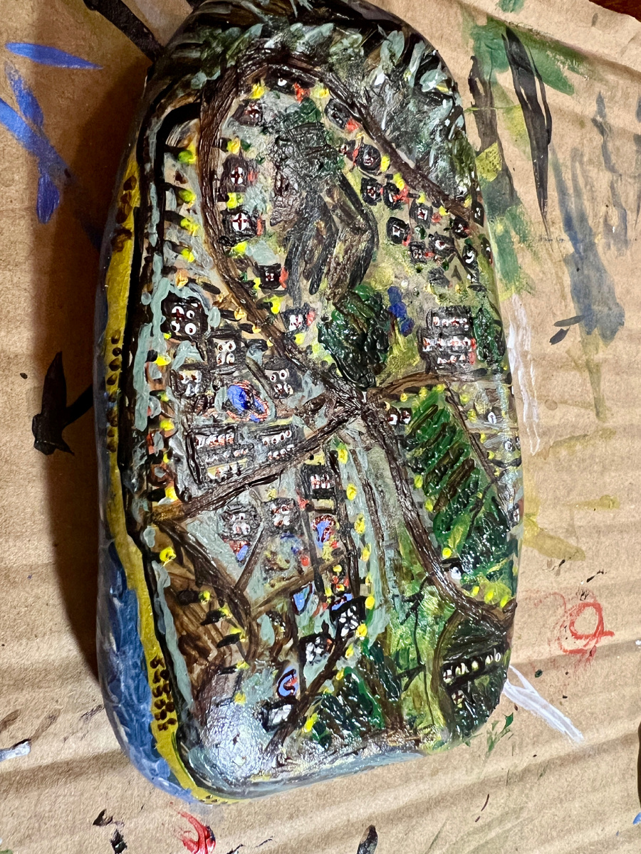 Ландшафт на изображении (посёлок в Крыму) - рисунок на камне