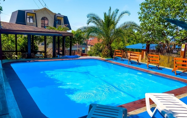 Анимация, подогреваемый бассейн, детская площадка и столовая: Гостевой дом «Корона» (Адлер)