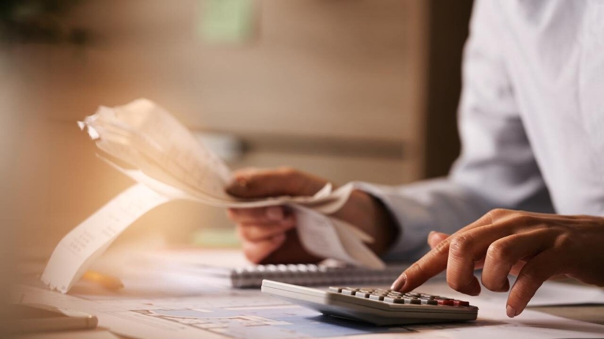    Юрист рассказал, чья зарплата в мае будет больше. Фото: Freepik