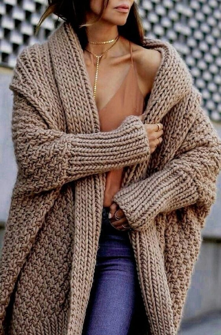 Шикарный кардиган связанный спицами.