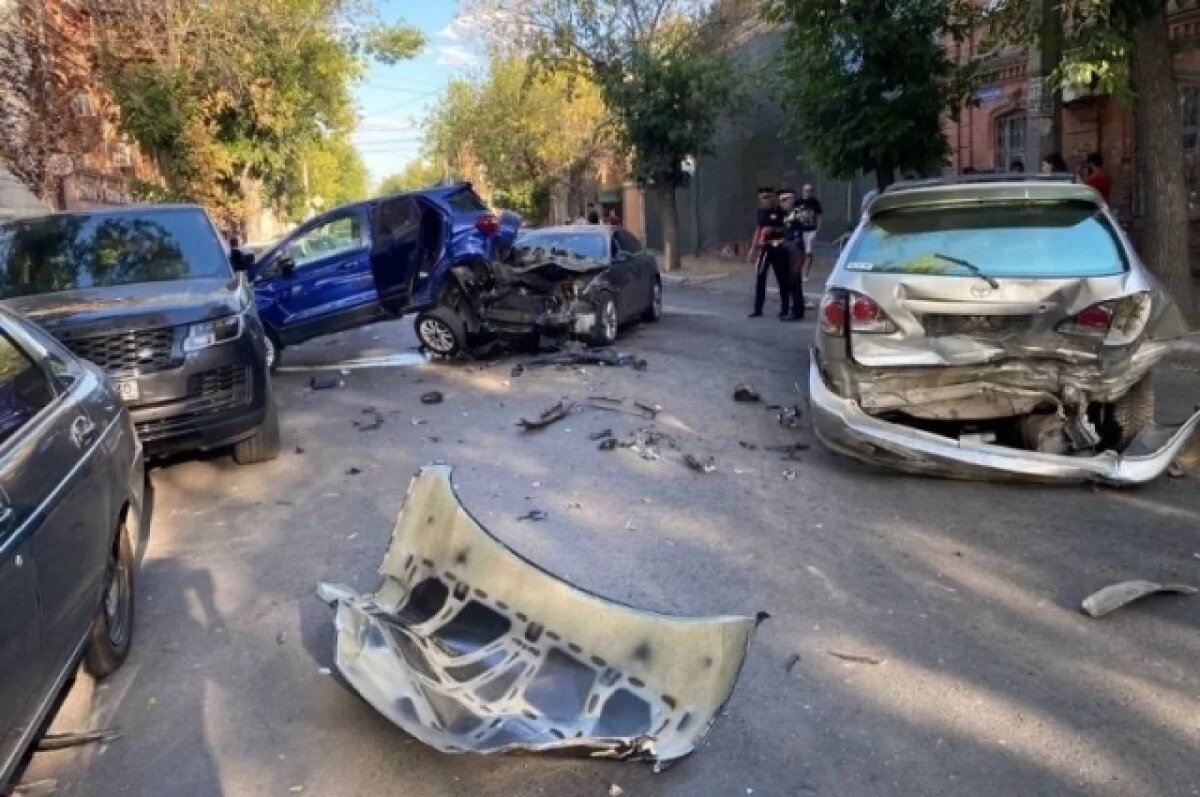    В Астрахани водитель без прав устроил массовое ДТП