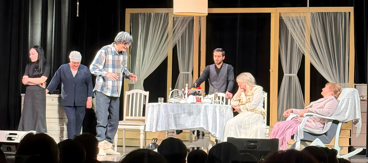 Сцена из спектакля «Ретро». Фото автора.