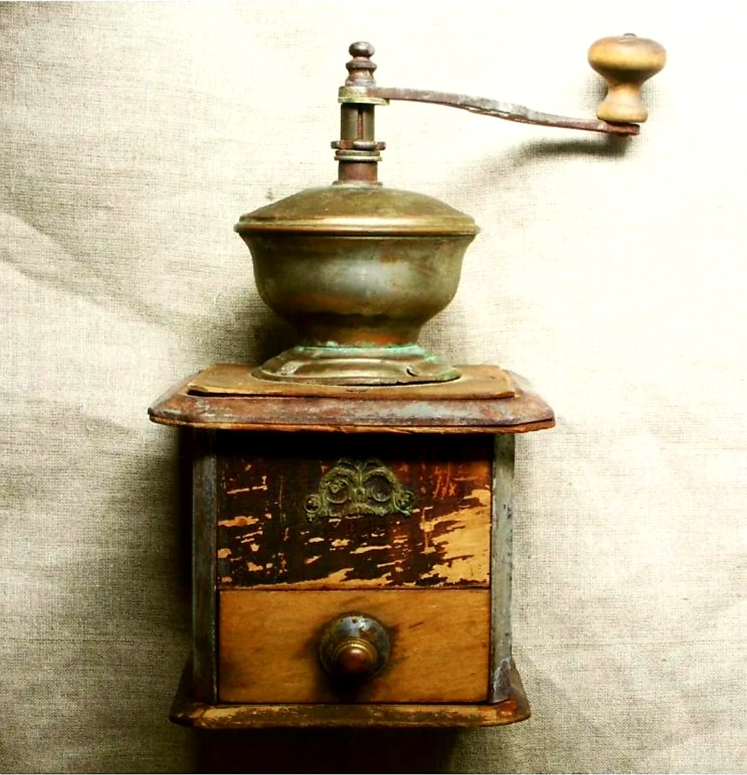 Кофемолка старинная ручная, Франция? Фото из открытого доступа в интернете 