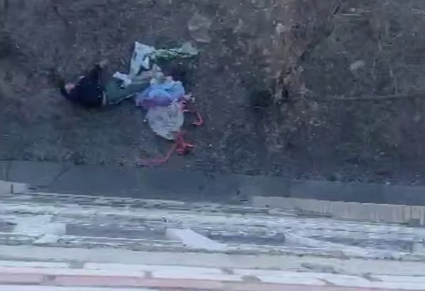    В Ясном молодой мужчина упал с высоты третьего этажа Оренбуржье