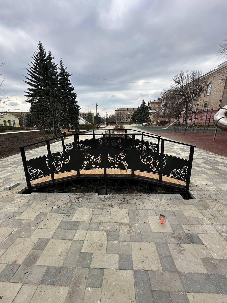 Мост влюбленных в Амвросиевке. Уличная мебель.ру