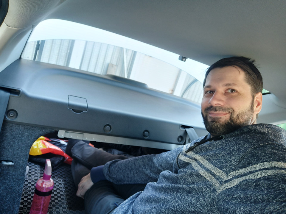 Отмыл изнутри заднее и лобовое стекла