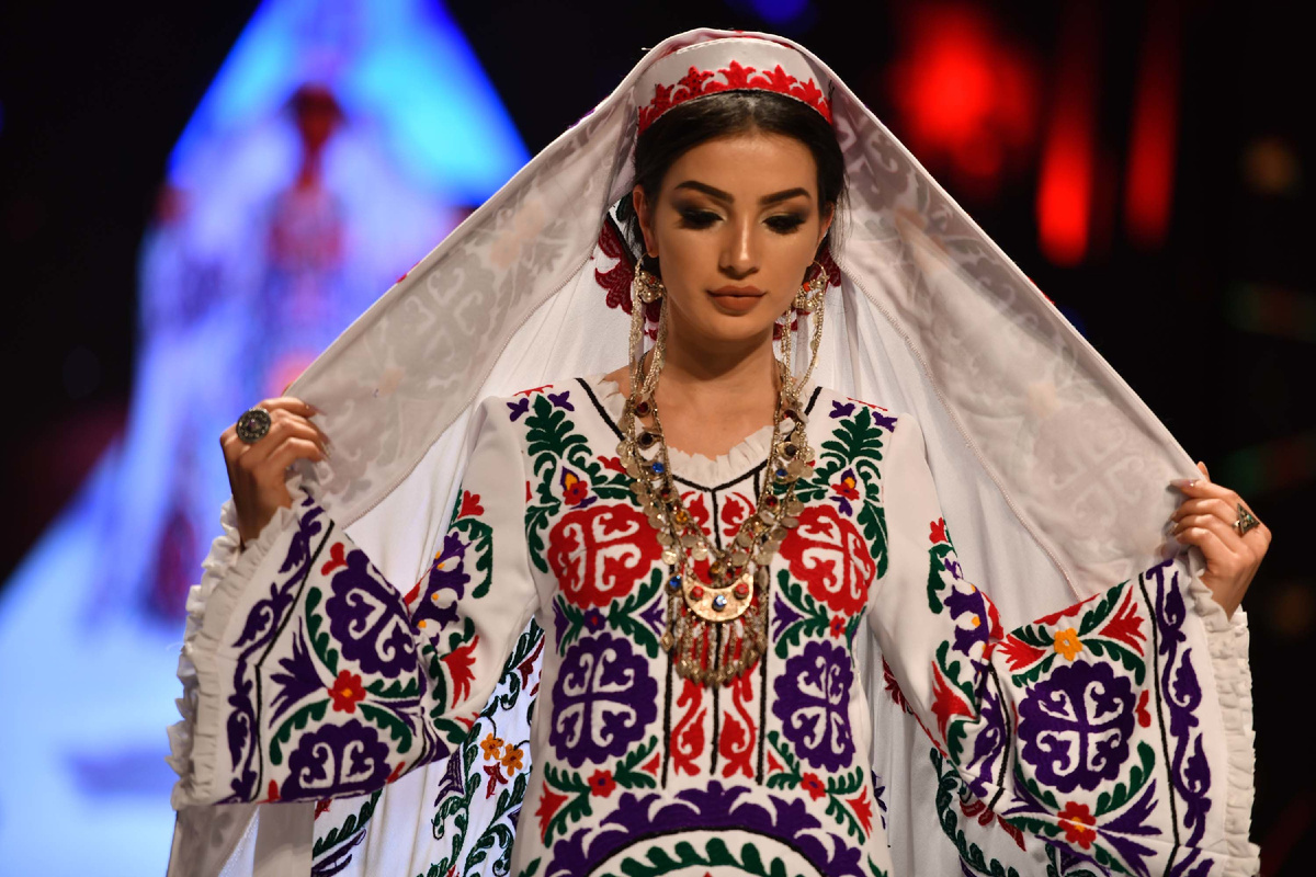 Показ мод таджикского дизайнера Хуршеда Сатторова.