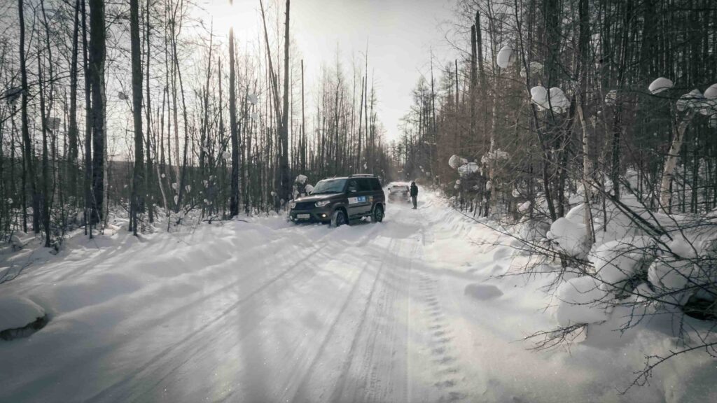 © Пути великих свершений / pvs-rgo.ru (Экспедиция «Пути великих свершений. Якутск-Нелькан». Дорога Болугур – Белькачи. Разъезд со встречной легковушкой)