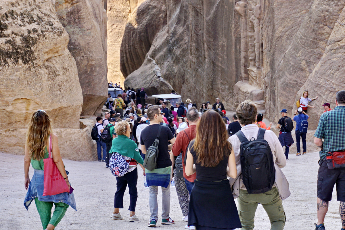 Так было, когда народ в мире воспрял после отмены пандемии и поверил, что все горести закончились...