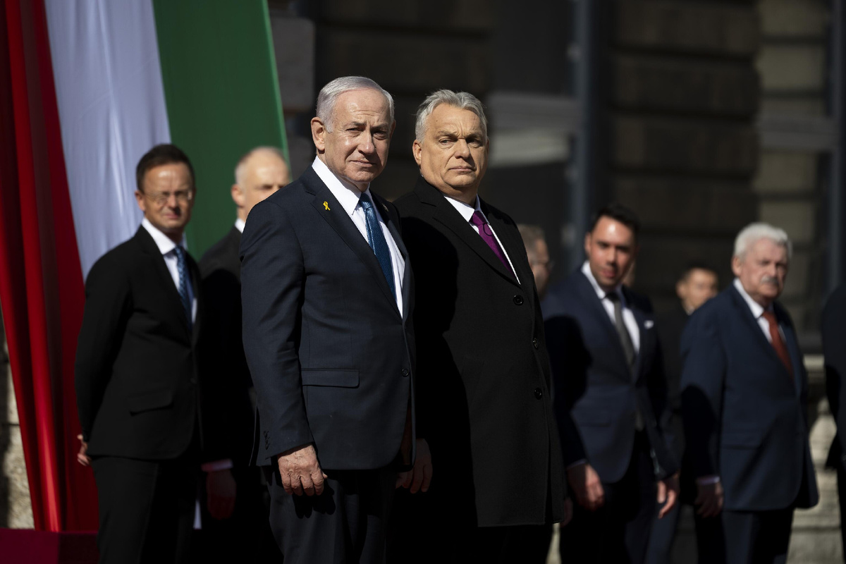Премьер-министр Израиля Биньямин Нетаньяху и премьер-министр Венгрии Виктор Орбан (слева направо) в Будапеште, 3 апреля 2025 © AP Photo/Denes Erdos