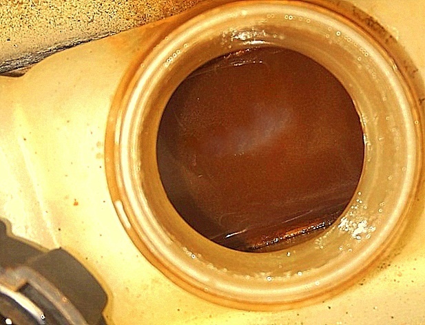 Ржавый антифриз в расширительном бачке