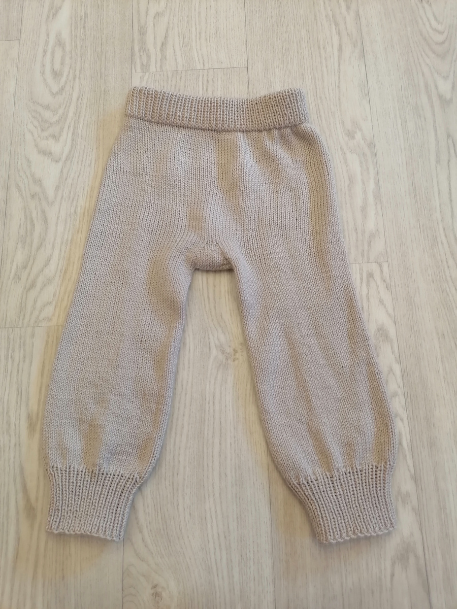 Резинка широкая, не тугая,ластовица и небольшой росток сзади.