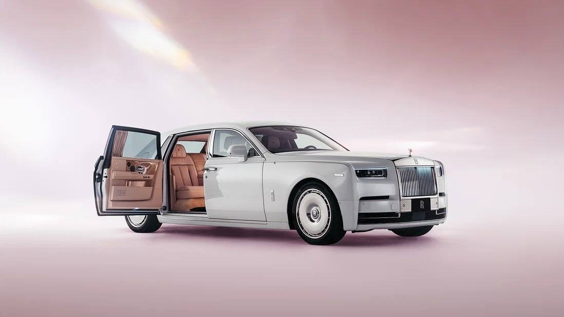 «Цветущий» Rolls-Royce Phantom: как 3D-вышивка сакуры превратила автомобиль в арт-объект за ₽500+ млн  
