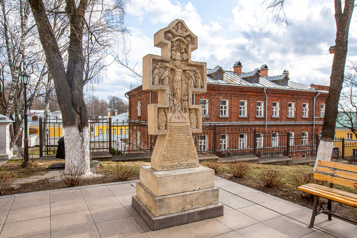 Хотьков Покровский монастырь. Памятный крест в честь Кирилла и Марии - родителей преподобного Сергия Радонежского, мощи которых находятся на территории этого монастыря. Хотьково, Сергиево-Посадский городской округ. Московская область. Фото автора статьи (ещё 1 фото, листайте галерею)