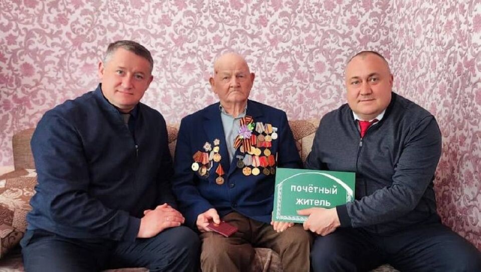    Ветеран ВОВ Макар Вершинин получил звание "Почетный гражданин Республики Алтай". Источник: Личная страница ВКонтакте главы Чойского района Игоря Русских