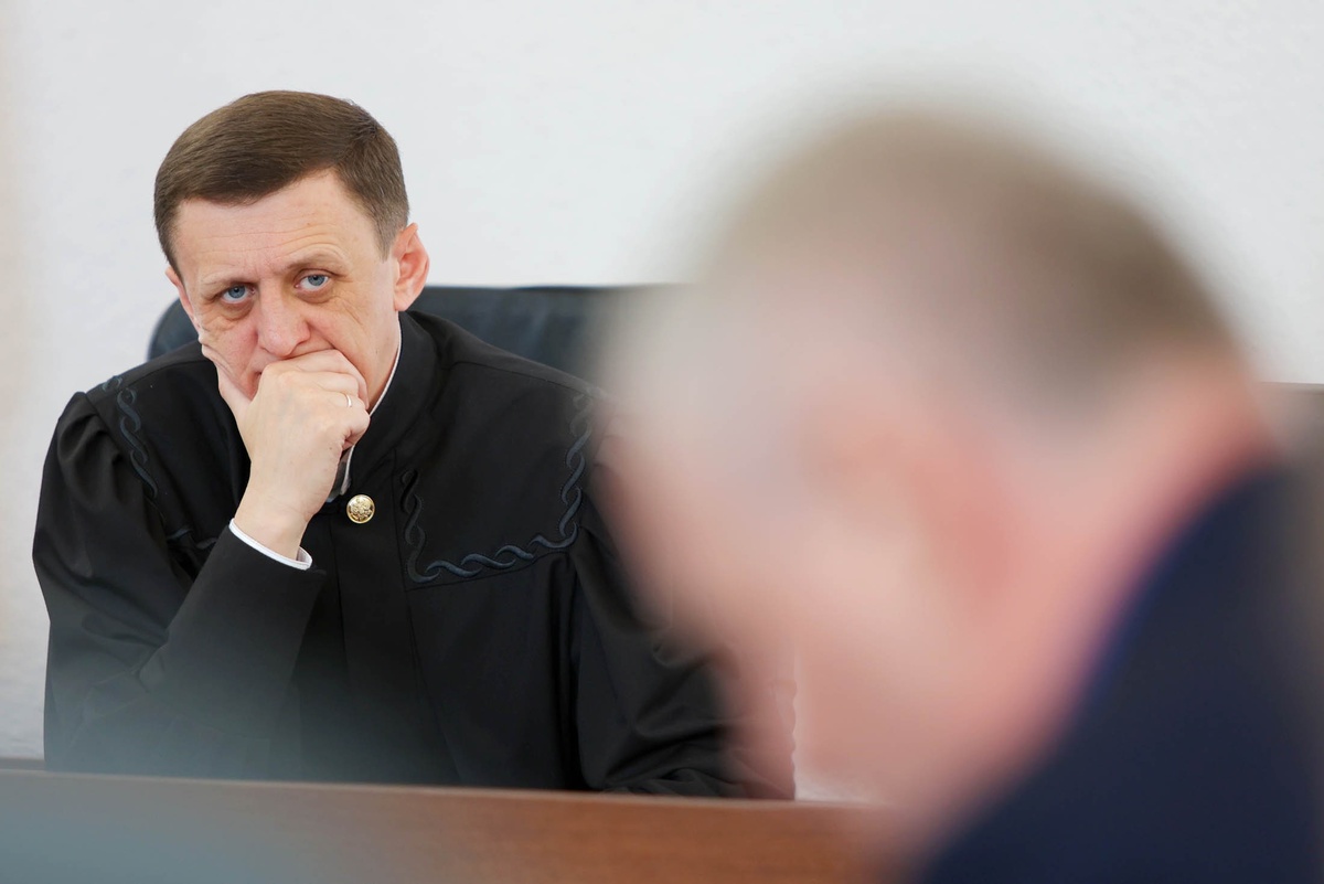    Судья Сергей Романенко во время заседания суда по условно-досрочному освобождению (УДО) отбывающего наказание за ДТП актера Михаила Ефремова в Алексеевском суде Белгородской области./Антон Вергун/ РИА Новости