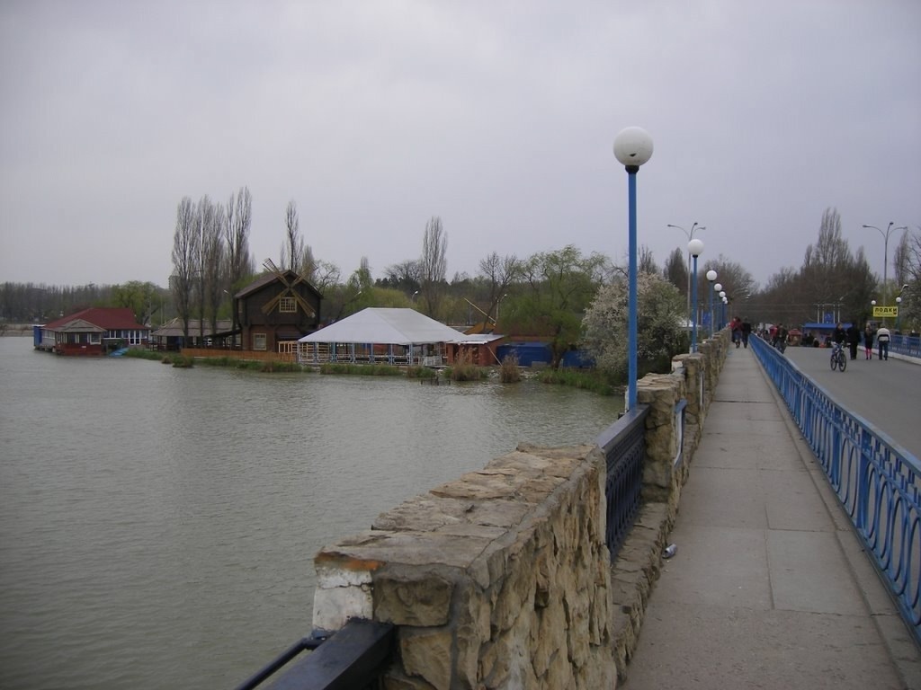 Вот на этом мостике, как обычно рыбачили рыболовы с утра.