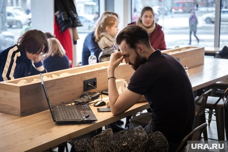 С фрилансером легче заключить короткий договор и легче расстаться, если он не эффективен. Фото: Наталья Чернохатова © URA.RU