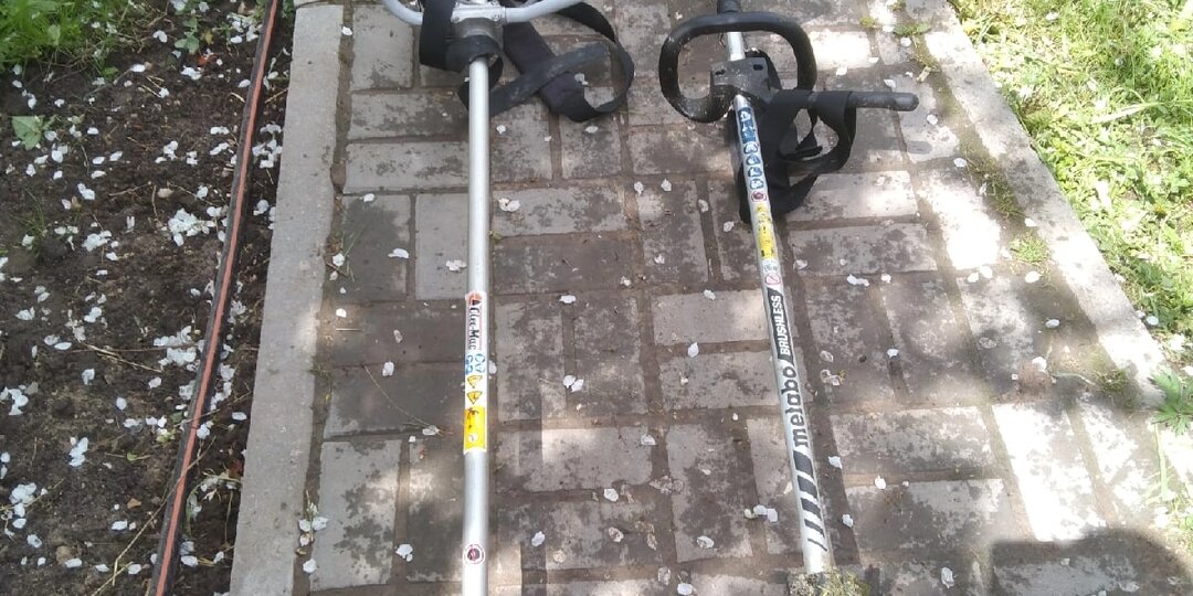 Обкашивание травы вокруг ульев