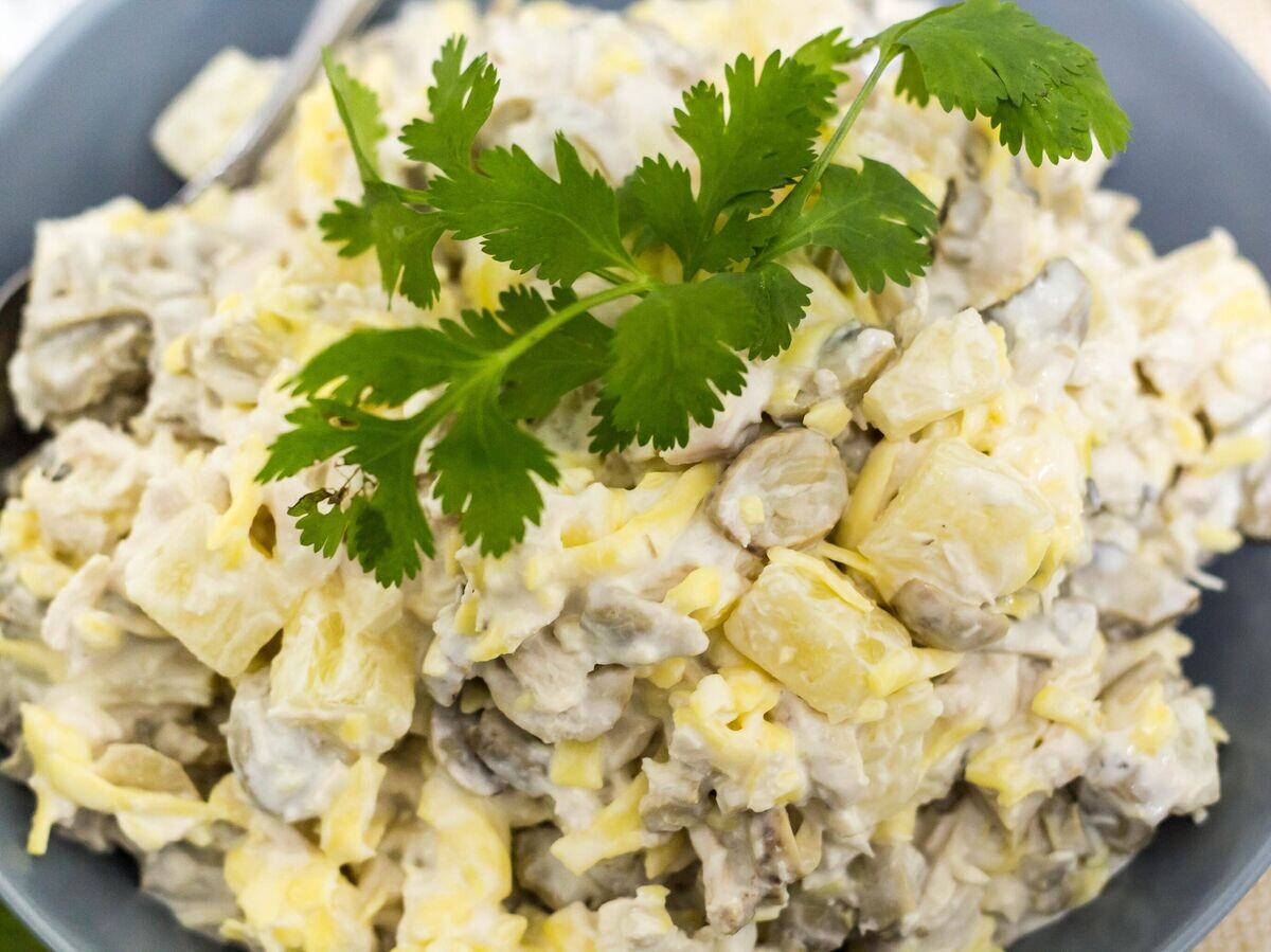    Салат из курицы с ананасами, грибами и сыром© Getty Images / dashtik