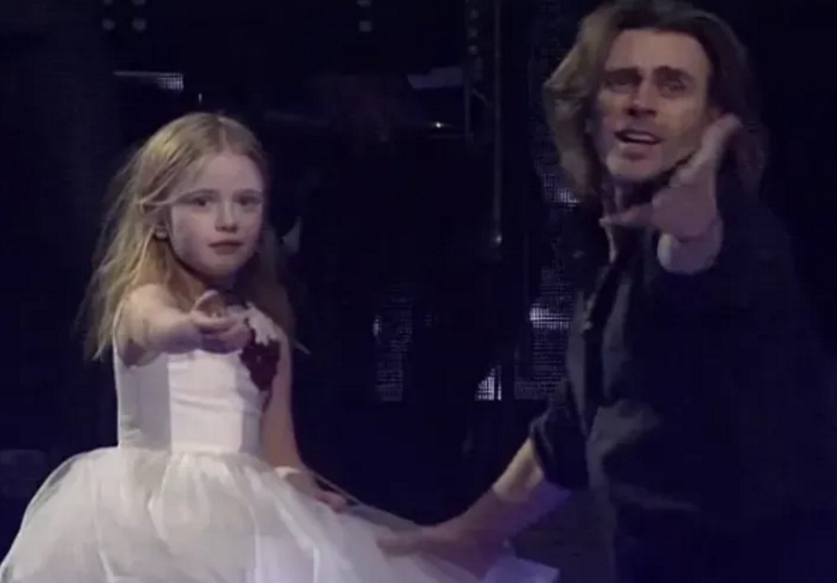 Петр Чернышев с дочкой Милой. Фото: кадр из прямой трансляции шоу «Влюбленные в фигурное катание»
