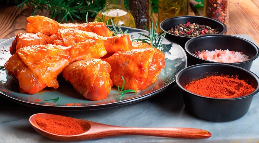   Чрезмерное большое количество специй в маринаде может затмить естественный вкус курицы (Shutterstock/FOTODOM)