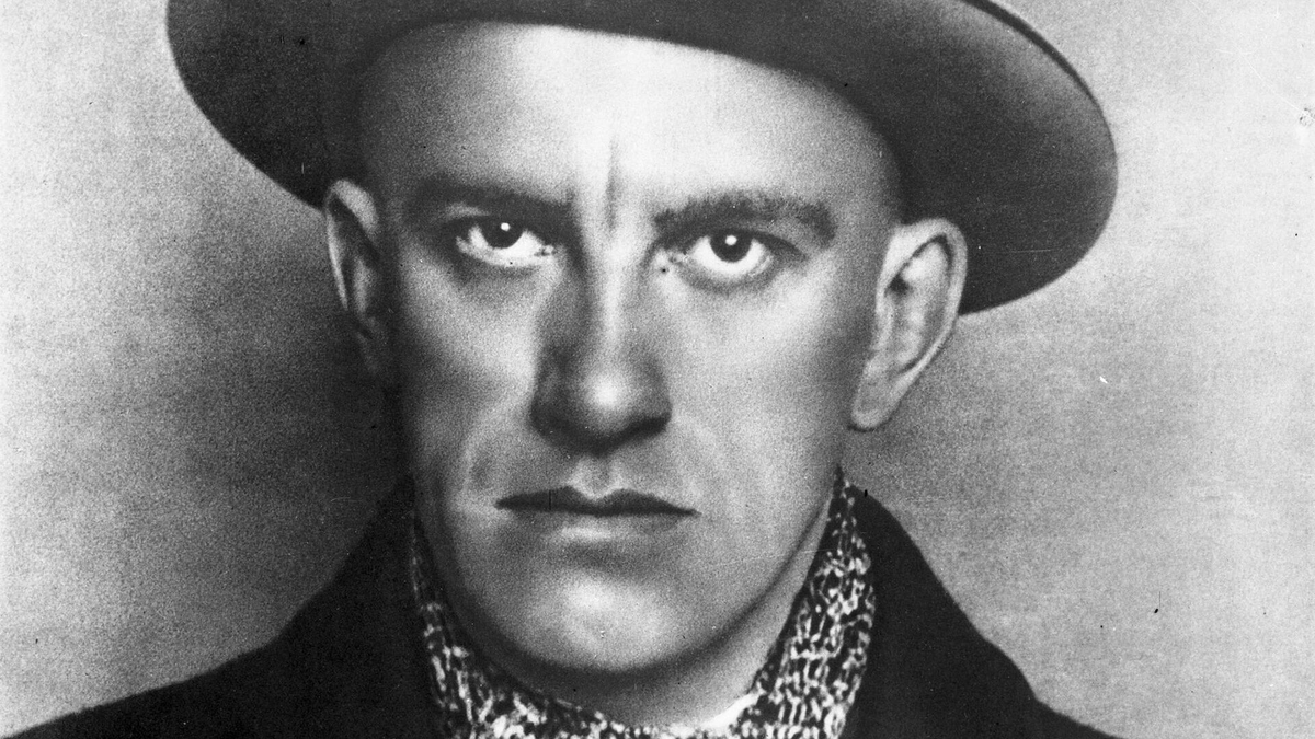 Владимир Маяковский обожал модные шляпы, хотя и более простонародными кепками не брезговал.