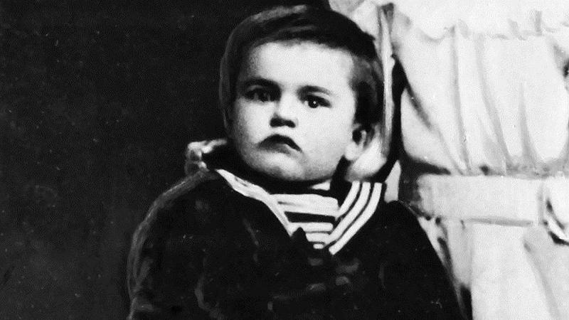 Владимир Маяковский в детстве, выражение лица, как и поза, у него на всех фото практически не меняется с возрастом.