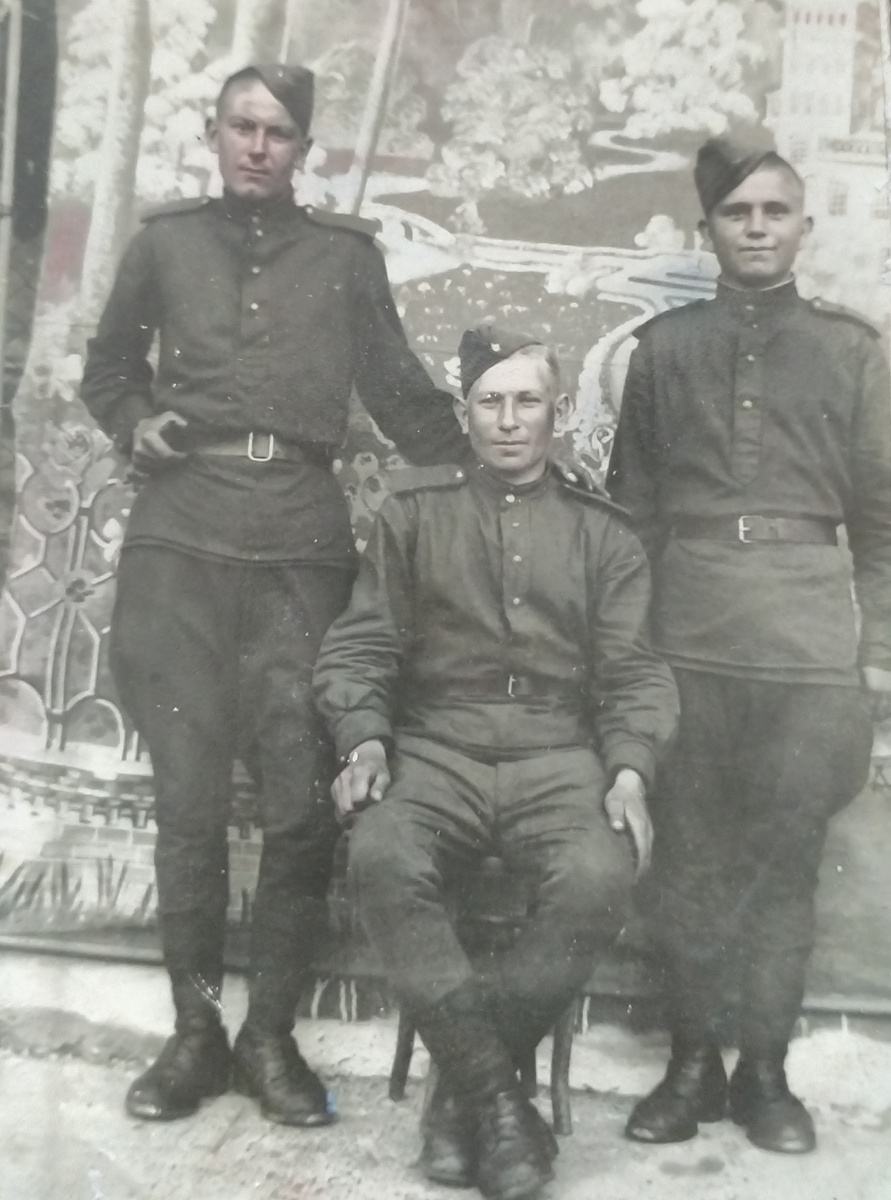 1946 год. Служба в Варшаве. Григорий Дорофеевич Черов (Серов?), Т. Приходько и под вопросом Василий ...зарев.