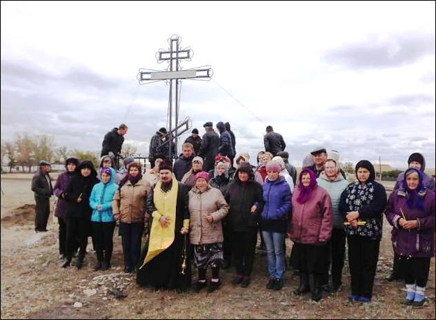 Жители села на установке поклонного креста.