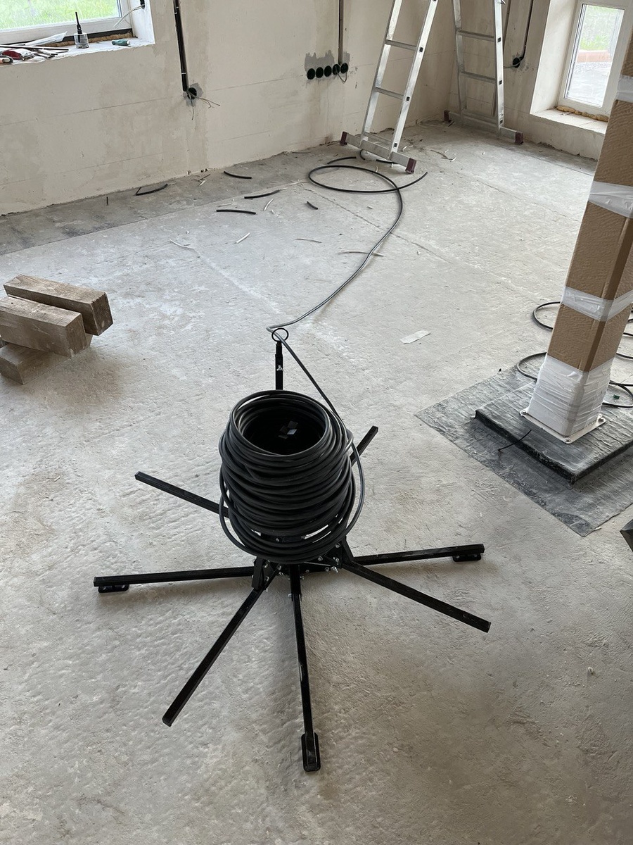 Удобный размотчик труб для теплого пола, применили и для кабеля)