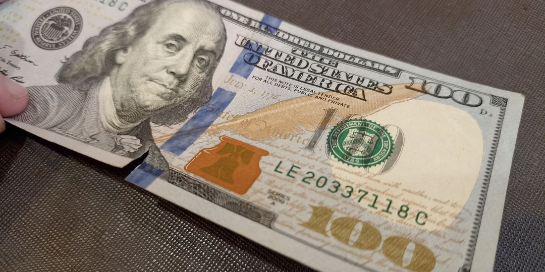 Читатель пожаловался на выданные доллары — в банке посмотрели видео визита и дали ответ