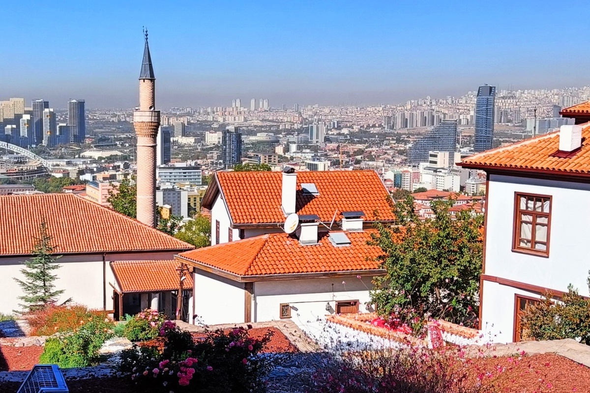 Вид на Анкару с башни Шарк Кулеси в крепости Хисар. Фото автора