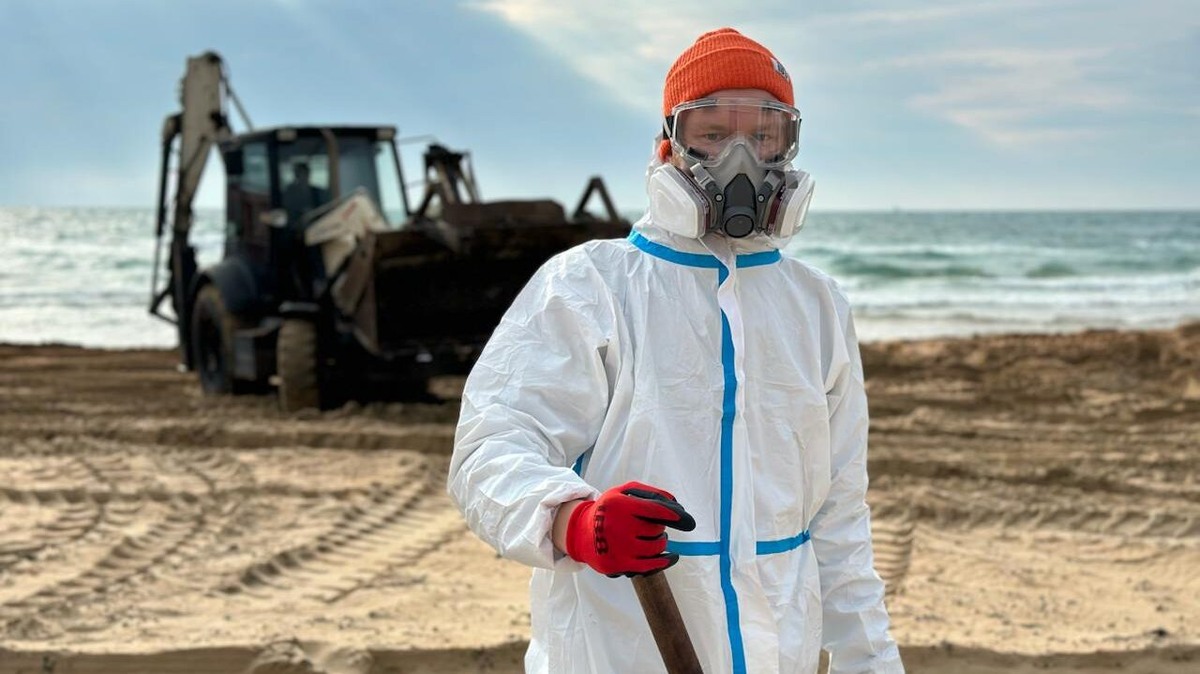    В Анапе обнаружили повторные мелкие выбросы мазута. Фото: Движение «Экосистема»