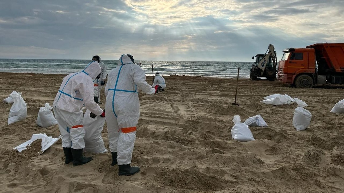    С середины декабря собрали и вывезли более 150 тысяч тонн песка с мазутом. Фото: Движение «Экосистема»