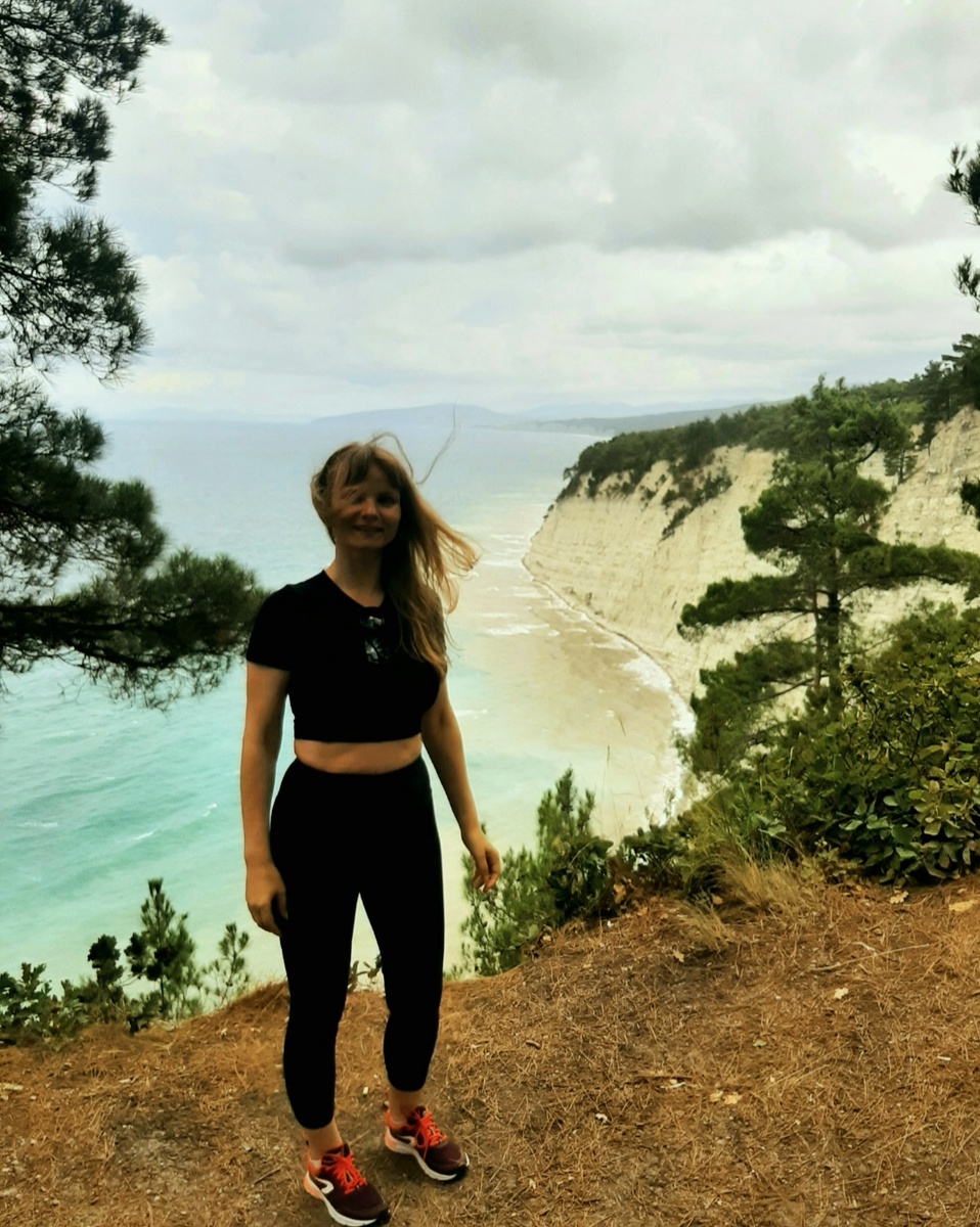 Девушка на тёплом пляже 🌴 