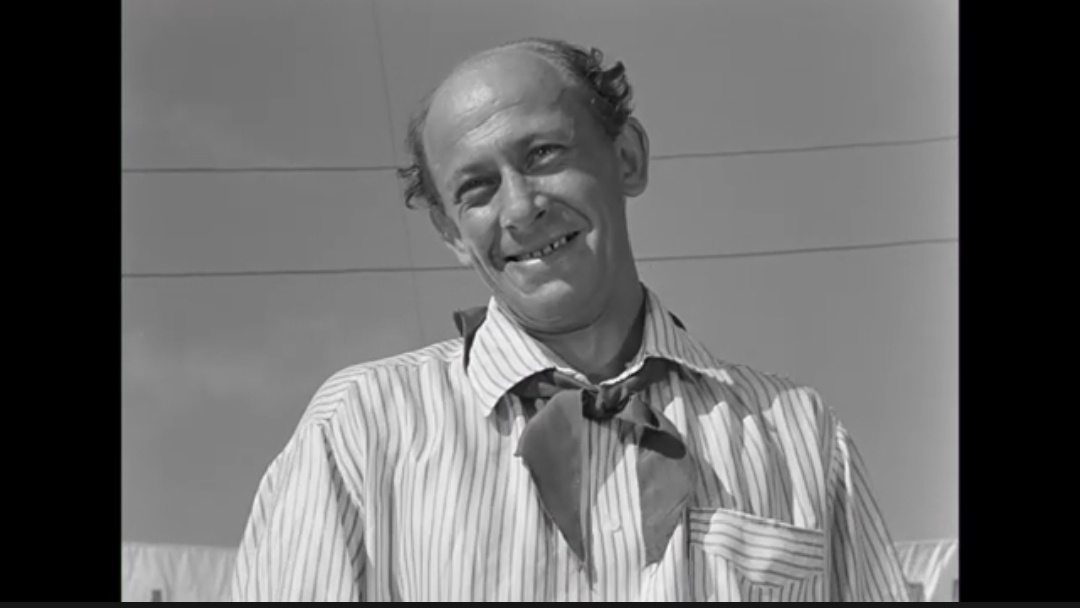 "Добро пожаловать, или Посторонним вход воспрещен" (1964й год, Реж. Элем Климов). В роли директора Дынина - Евгений Евстигнеев.