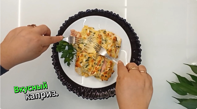 Ингредиенты: 
✅ Лаваш. Приготовьте достаточно лаваша в соответствии с размером формы для выпечки, которую вы будете использовать. У меня 10 шт. 
✅ Колбаса - 350 гр. 
✅ Яйца - 4 шт. 
✅ Соль и специи по вкусу. 
✅ Петрушка. 
✅ Сыр - 300 гр. 
✅ Молоко - 200 мл. 
✅ Сливочное масло - 100 гр. Его нужно растопить. 